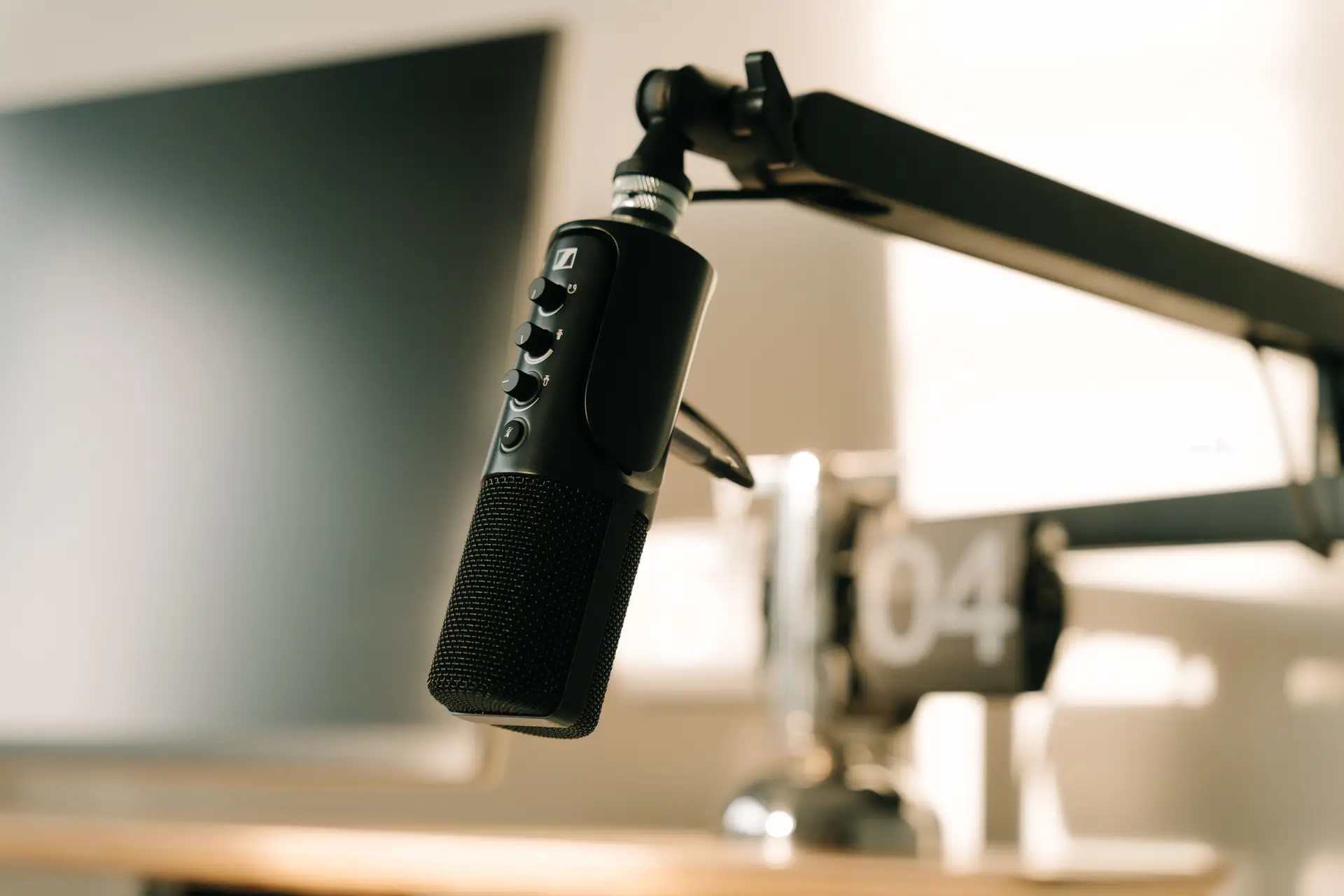 Professionelles Studiomikrofon an verstellbarem Gelenkarm mit Dämpfung