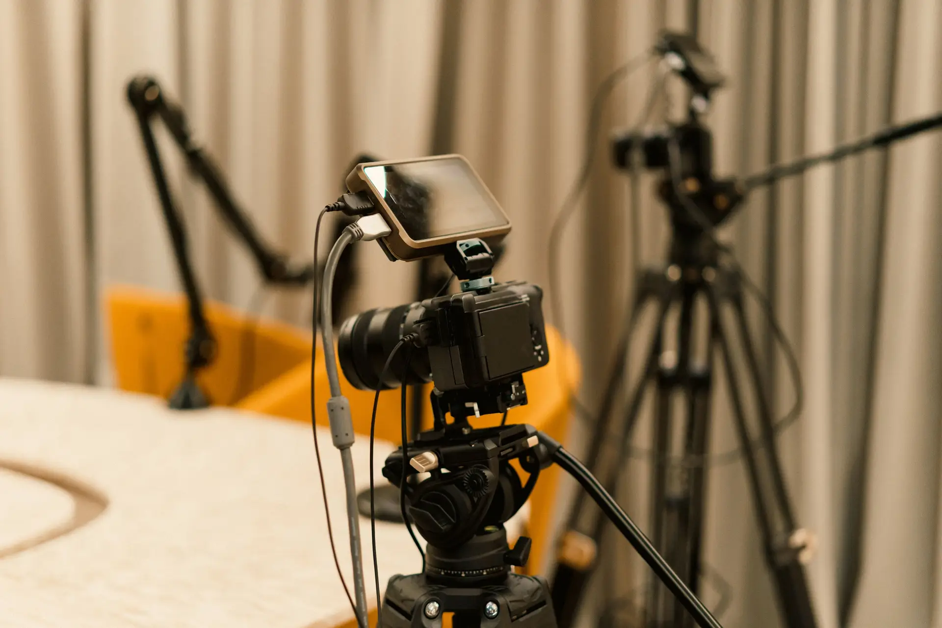 Professionelles Streaming-Studio mit Kamera, Mikrofon und Monitorarbeitsplatz