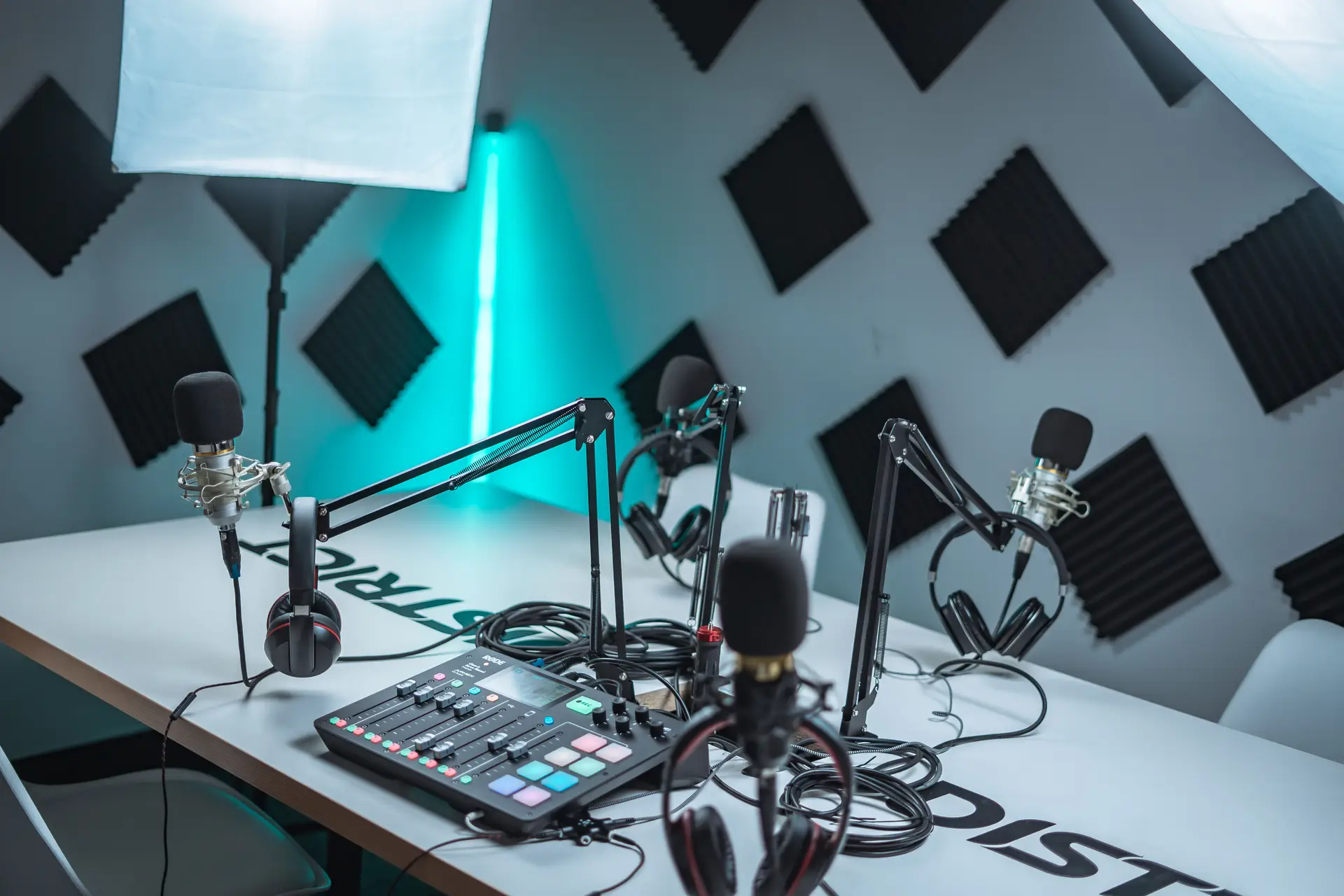 Podcast- und Creator-Studio mit Audio-Interface, Mikrofonarmen und strukturierter Verkabelung