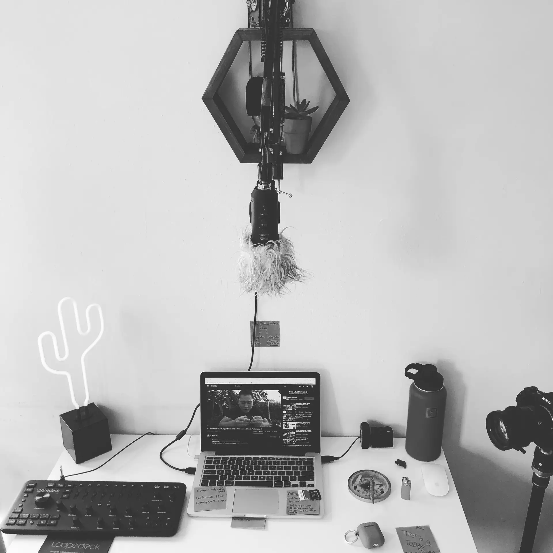 Minimalistischer Streaming-Arbeitsplatz mit Mikrofon, Kamera und Laptop